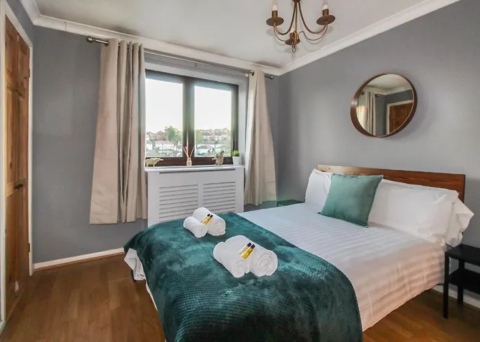 Comfortable 2 Bedroom House With Free Parking