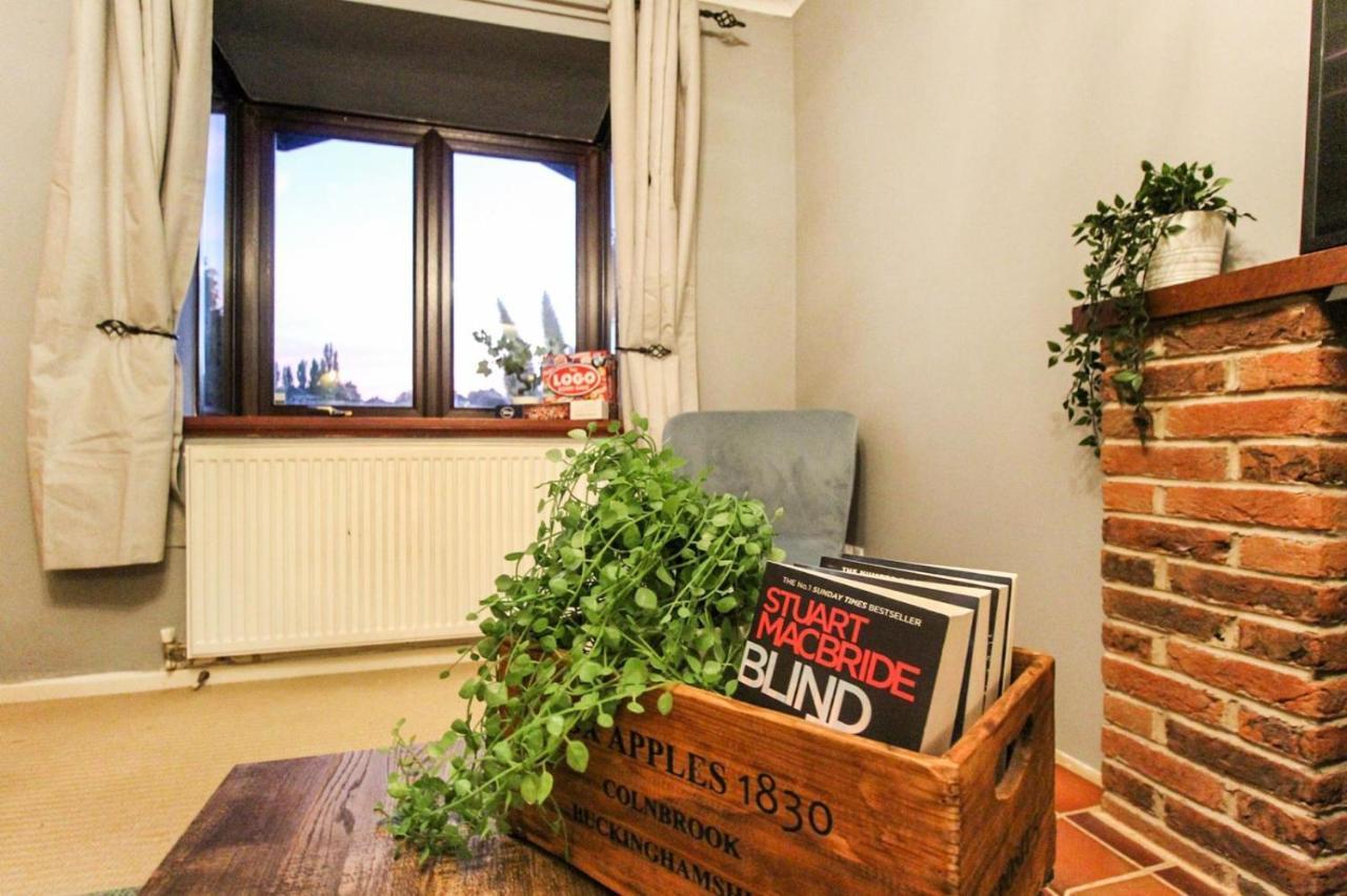 Comfortable 2 Bedroom House With Free Parking Casa vacanze *