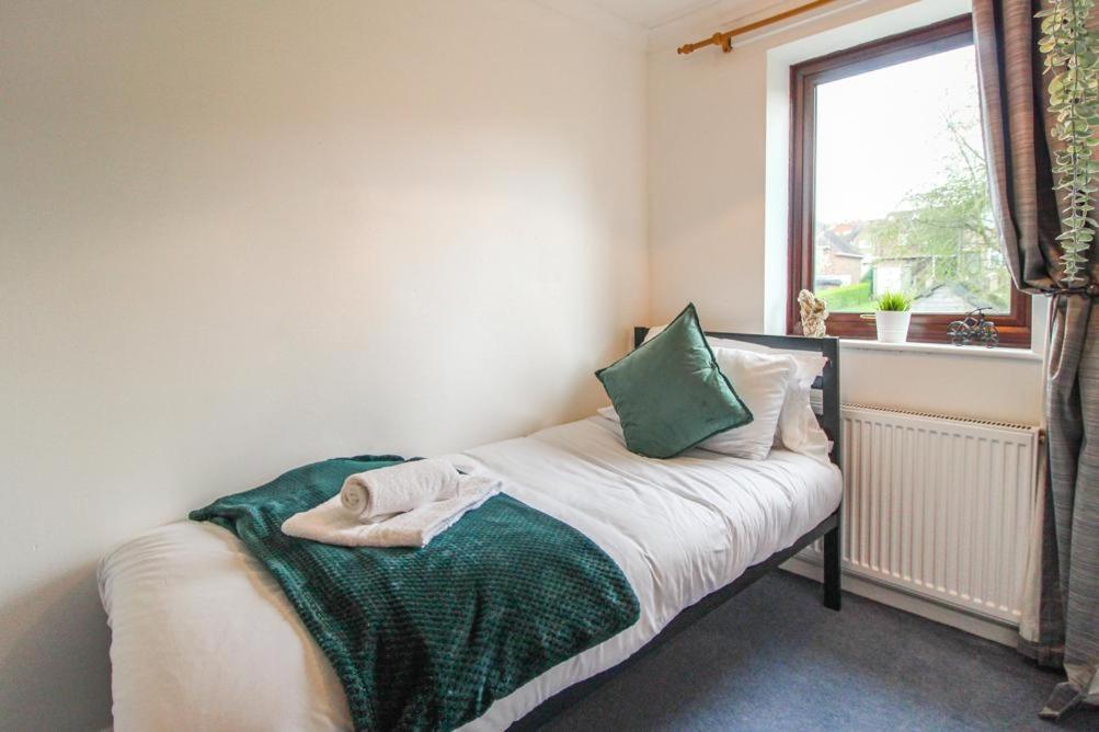 Comfortable 2 Bedroom House With Free Parking Casa vacanze *